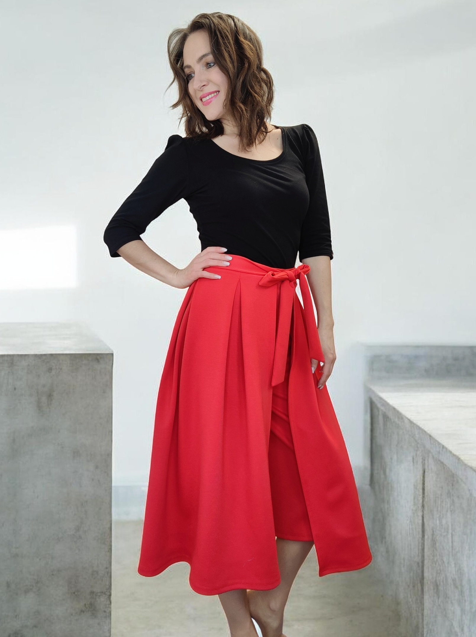 červené culottes kalhotová sukně outfit na modelce – elegantní kalhoty pod kolena